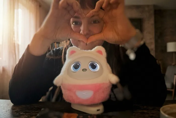 Jenny formando un corazón con las manos alrededor de Pophie