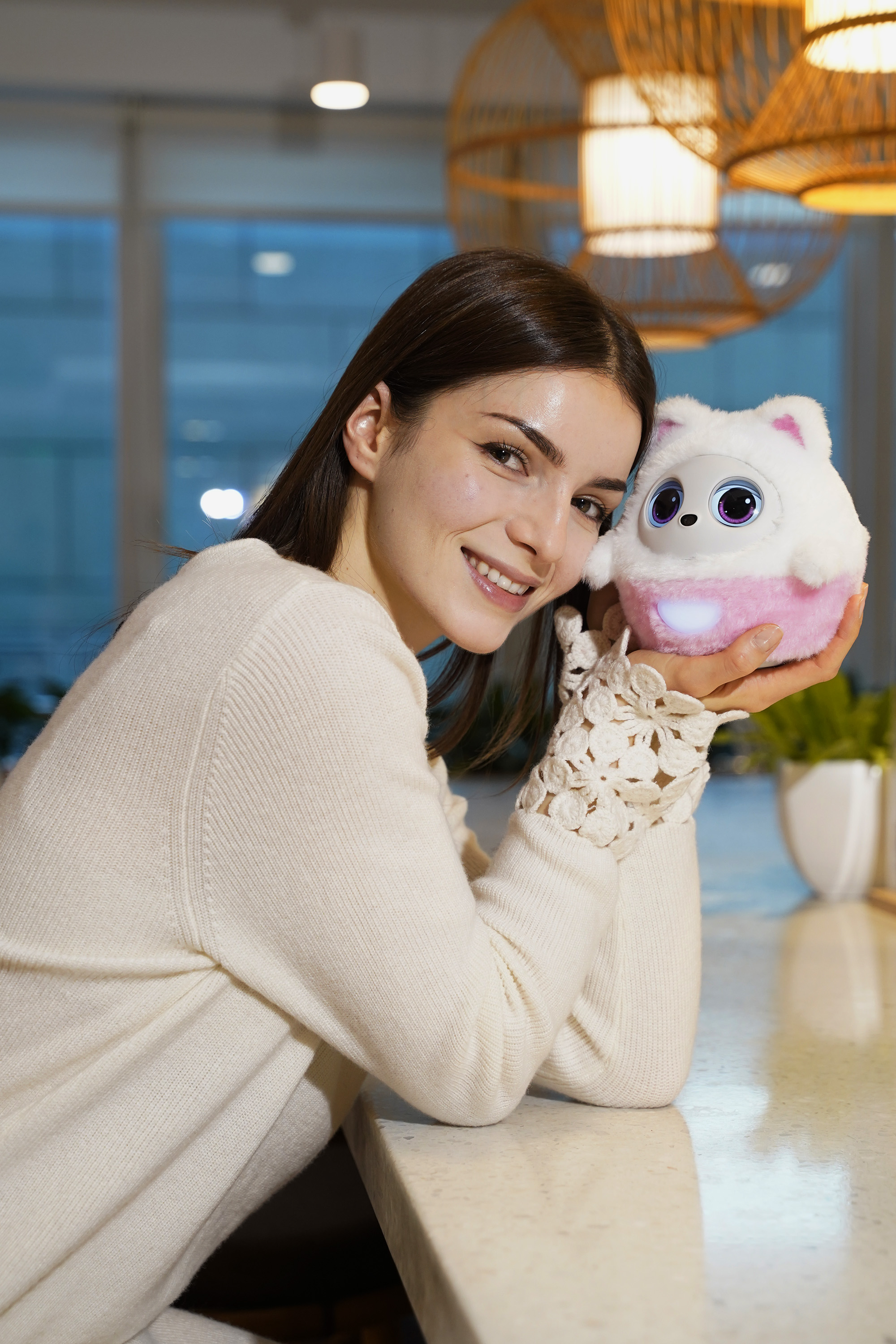Woman with Pophie in a cafe workspace